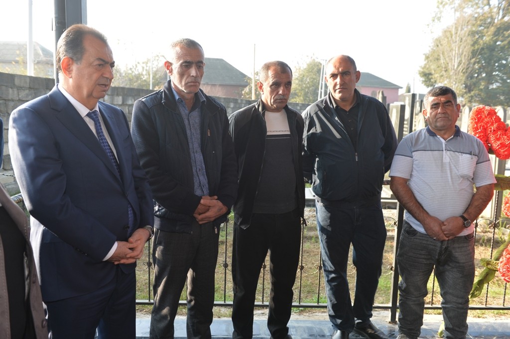 Taleh Qaraşov Vətən müharibəsi şəhidinin anım günündə məzarını ziyarət etdi - FOTOLAR